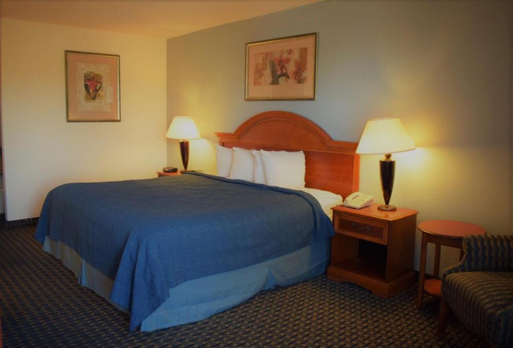 King Room - Non-Smoking interior